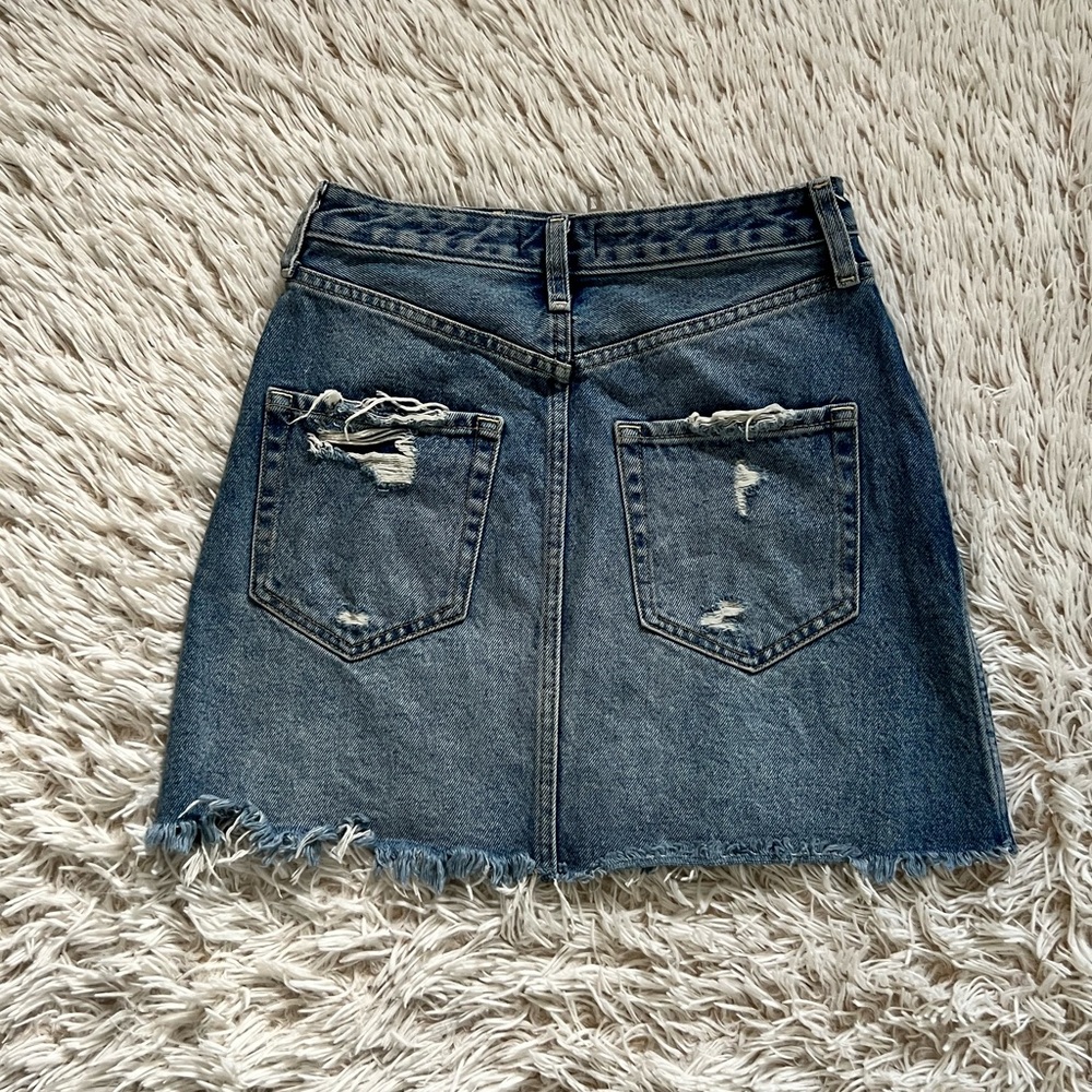 A&F • Denim mini skirt in ripped medium wash - Picture 2 of 4